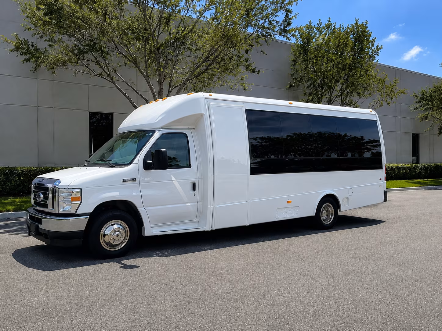 hotel to venue shuttle buses for corporate groups staying in oxnard